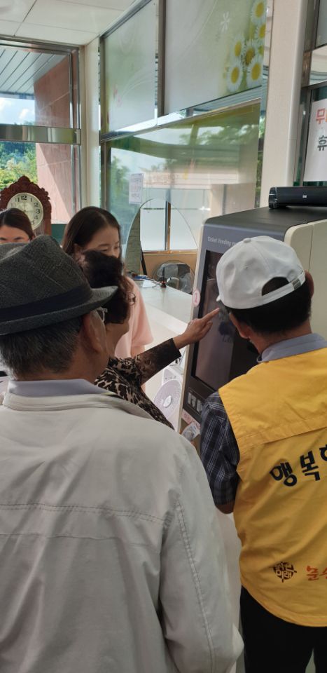 The Senior(선배)봉사단 어르신 첫날 (8).jpg